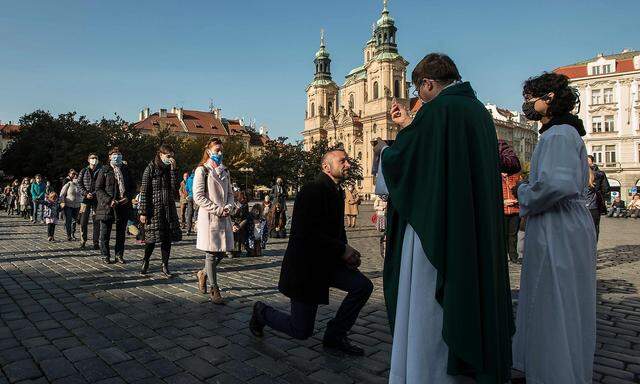 Sonntagsmesse im Freien in Prag. Trotz erster strenger Maßnahmen bleibt die Zahl der Coronavirus-Infektionen auf hohem Niveau.