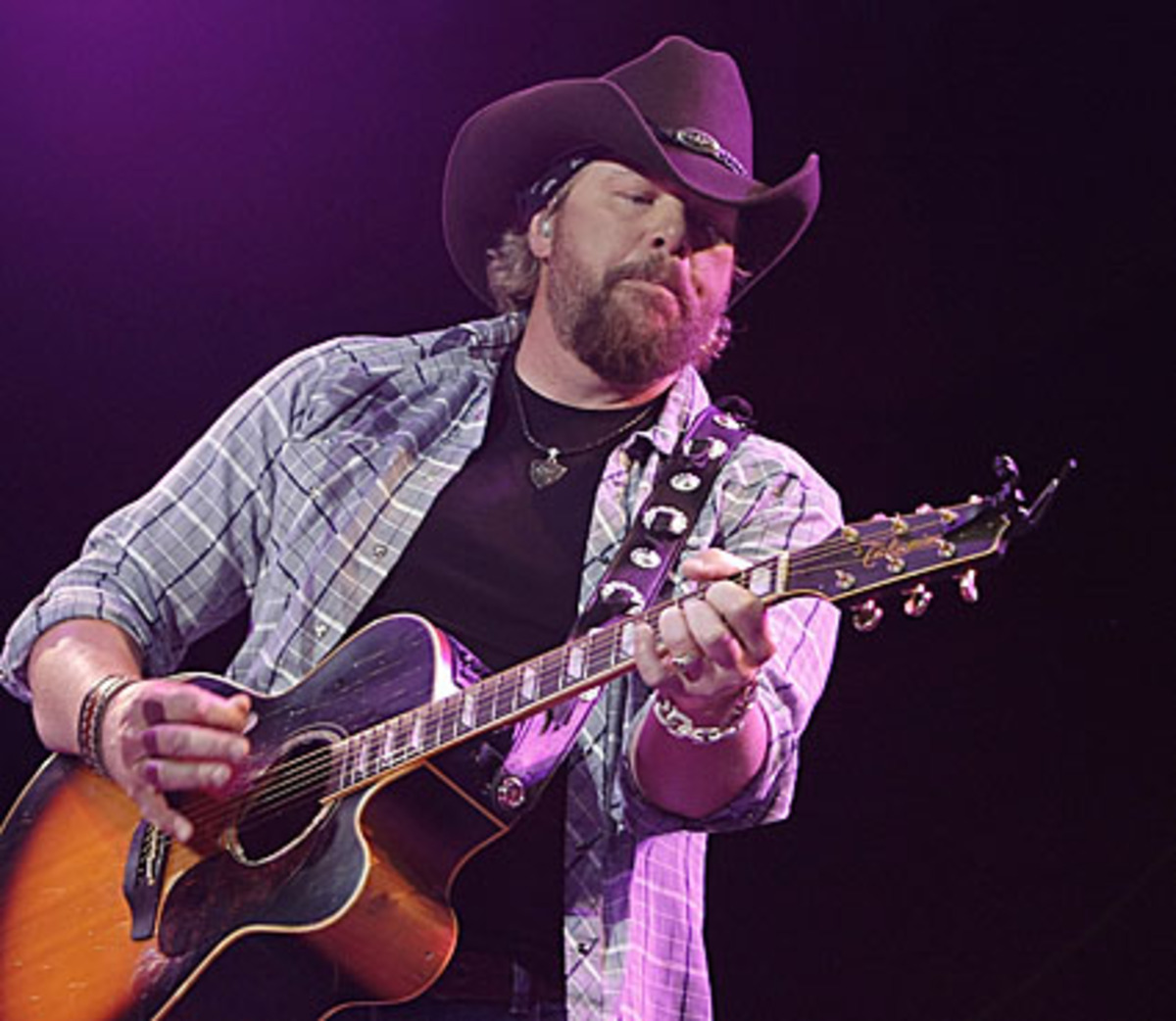 Country-Star Nummer zwei in der Topverdiener-Liste: 30 Millionen Dollar betrugen die Einnahmen aus seiner Tour, zudem spielt Keith regelmäßig Privatkonzerte und hat eine Restaurantkette. Wie ernst er das Geldverdienen nimmt? "Wer neben ihm eine Münze aufheben will, riskiert eine Kopfverletzung", sagt sein Manager.  Verdienst: 48 Millionen Dollar