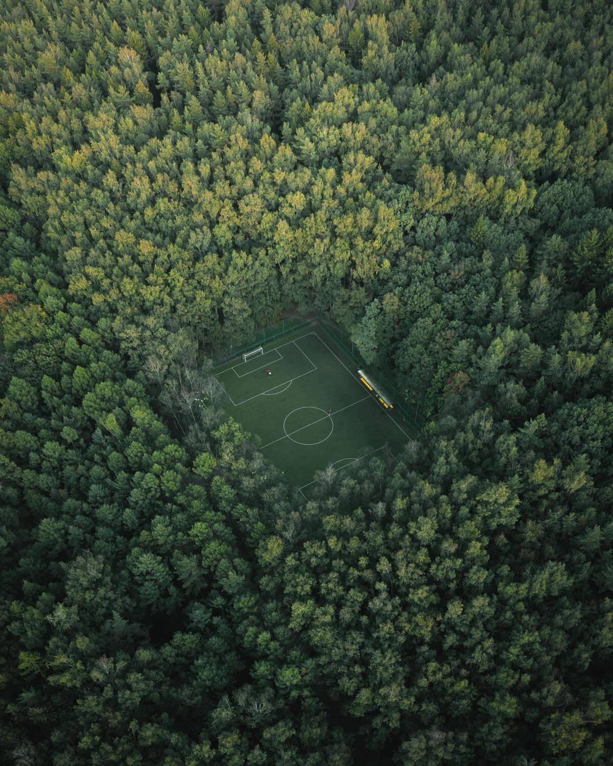 "Dieser Ort ist einzigartig. Ich habe versucht, die Größe eines dichten grünen Waldes mit seinen majestätischen Bäumen und natürlich das darin versteckte Fußballfeld auf ein Foto zu packen." - Fotograf Artem Pikalov aus Russland.