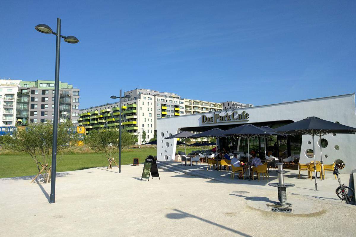 Den Gastro-Pavillon hat man zentral errichtet, er wird von der Bäckereikette "Mann" betrieben.