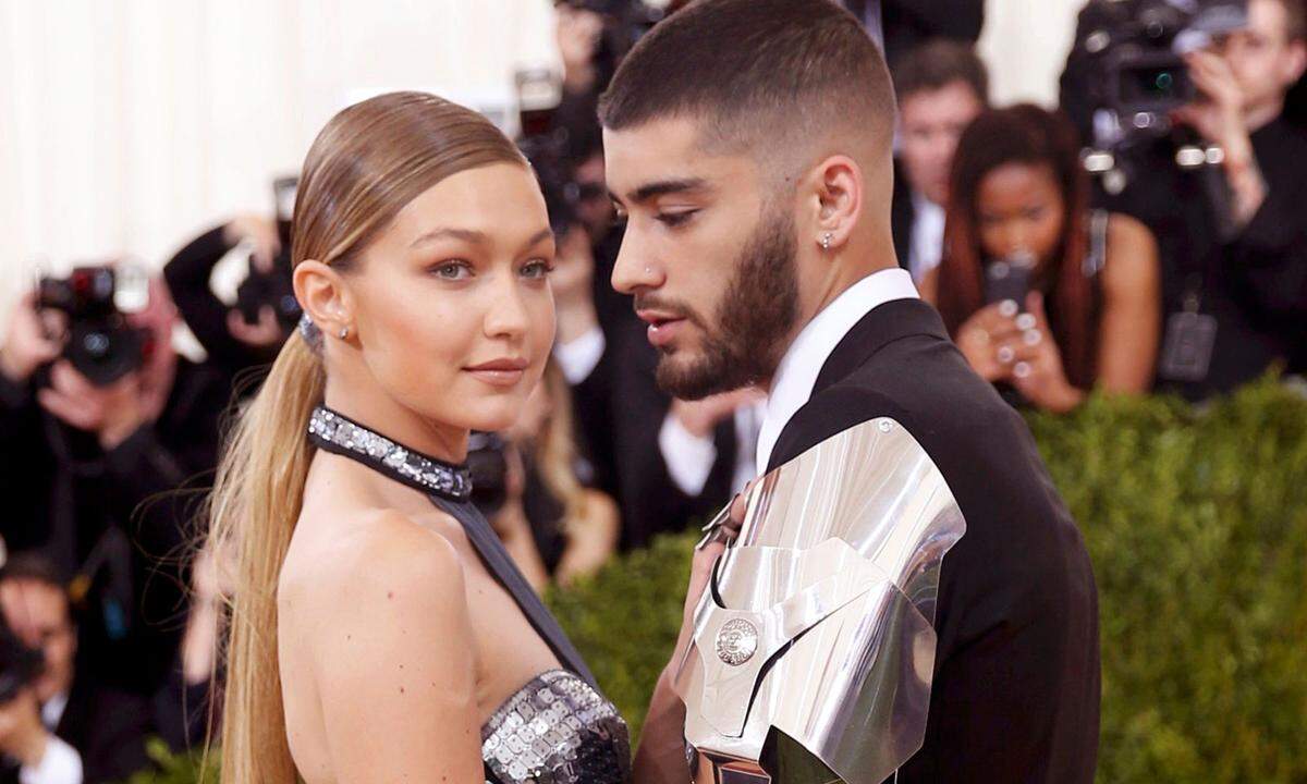 Junge Herzen brechen professionell via Twitter: Der ehemalige One-Direction-Sänger Zayn Malik und das US-Model Gigi Hadid gaben in einem Tweet ihre Trennung bekannt. "Gigi und ich hatten eine unglaublich bedeutsame, liebevolle und fröhliche Beziehung", schrieb Malik. Er habe großen Respekt und Bewunderung für Hadid "als Frau und als Freundin". Sie sei für ihre Liebe und die gemeinsamen Erfahrungen dankbar, schrieb Hadid. Die beiden waren für zwei Jahre ein Paar gewesen.