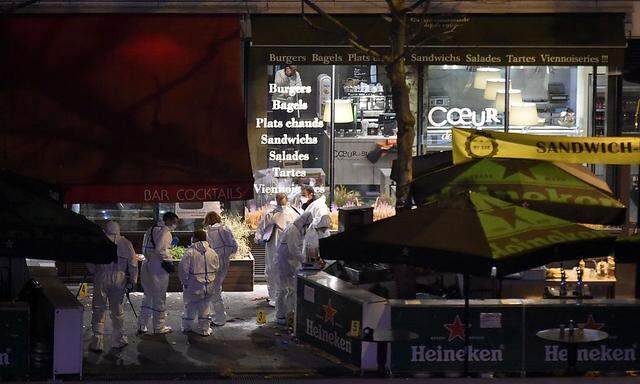 Spurensicherung nach den Anschlägen auf Restaurants in Paris.