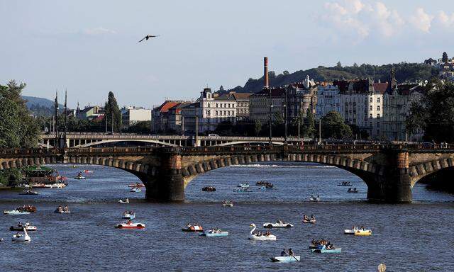 Im Moment scheinen sich die raren Touristen frisch in Prag zu verlieben.