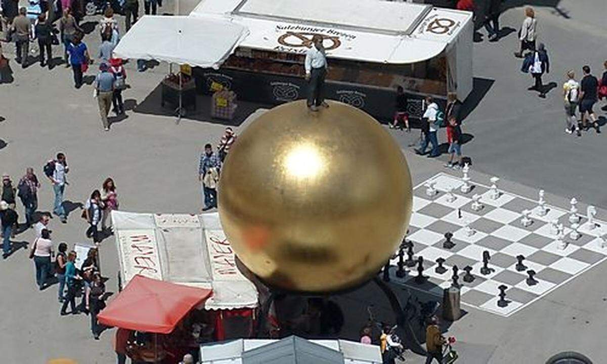 Salzburg ist teuer. Das Gold liegt hier in Form von überdimensionalen Mozartkugeln aber anscheinend auf der Straße herum. Führungskräfte verdienen 305.140 Euro (+4,5 Prozent), Spezialisten 57.176 Euro (+2,1 Prozent).