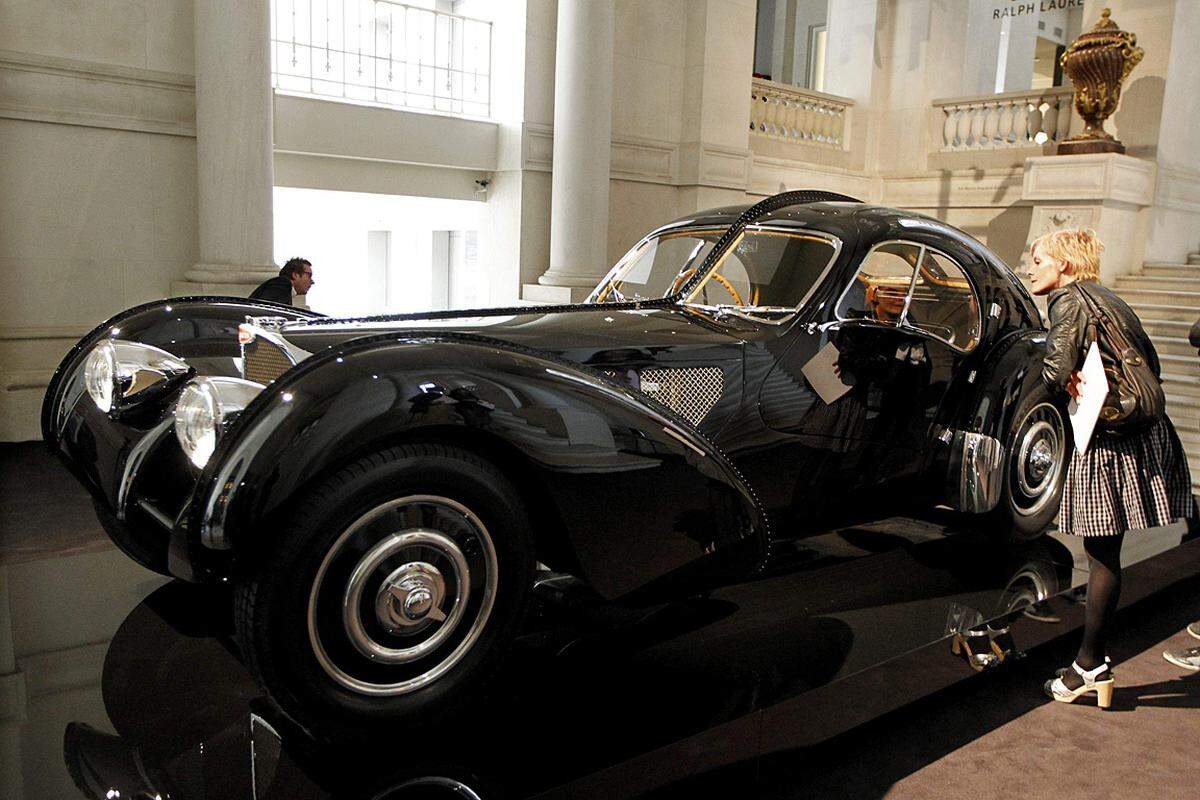 Bugatti 57 S(C) Atlantic (1938)Ein Monument in der Autogeschichte. Angetrieben von einem Reihenachtzylinder mit doppelter Nockenwelle und Kompressor erreicht diese Schönheit 200 km/h. Legendär die Aluminium-Karosserie, die in zwei Hälften gefertigt und in der Mitte zusammengenietet wurde. Nur vier Fahrzeuge wurden hergestellt.