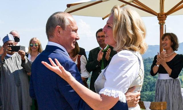 Außenministerin Karin Kneissl nimmt zu ihrem Knicks vor Putin Stellung