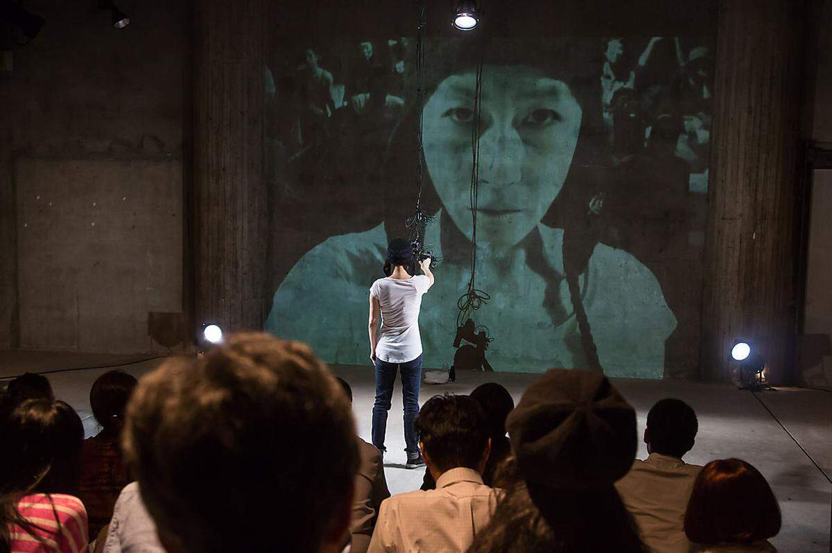 "Little Stories About S.O.S." nennt Akemi Takeya ihr neues Stück, wobei S.O.S. für Survival of Solo steht. "She is not a popcorn, but a time bomb": Mit Fliegerhaube präsentiert die aus Japan stammende Wiener Choreografin 32 Kurzgeschichten. 9. August, 21 Uhr/11. August, 23 Uhr, Schauspielhaus