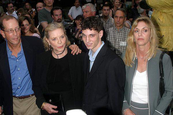 Die gebürtige New Yorkerin und Bogart hatten einen Sohn und eine Tochter. Mit ihrem zweiten Ehemann, Schauspieler Jason Robards, hatte sie einen weiteren Sohn.  Im Bild: Bacall mit Sohn Stephen Bogart und dessen Familie 2003. 