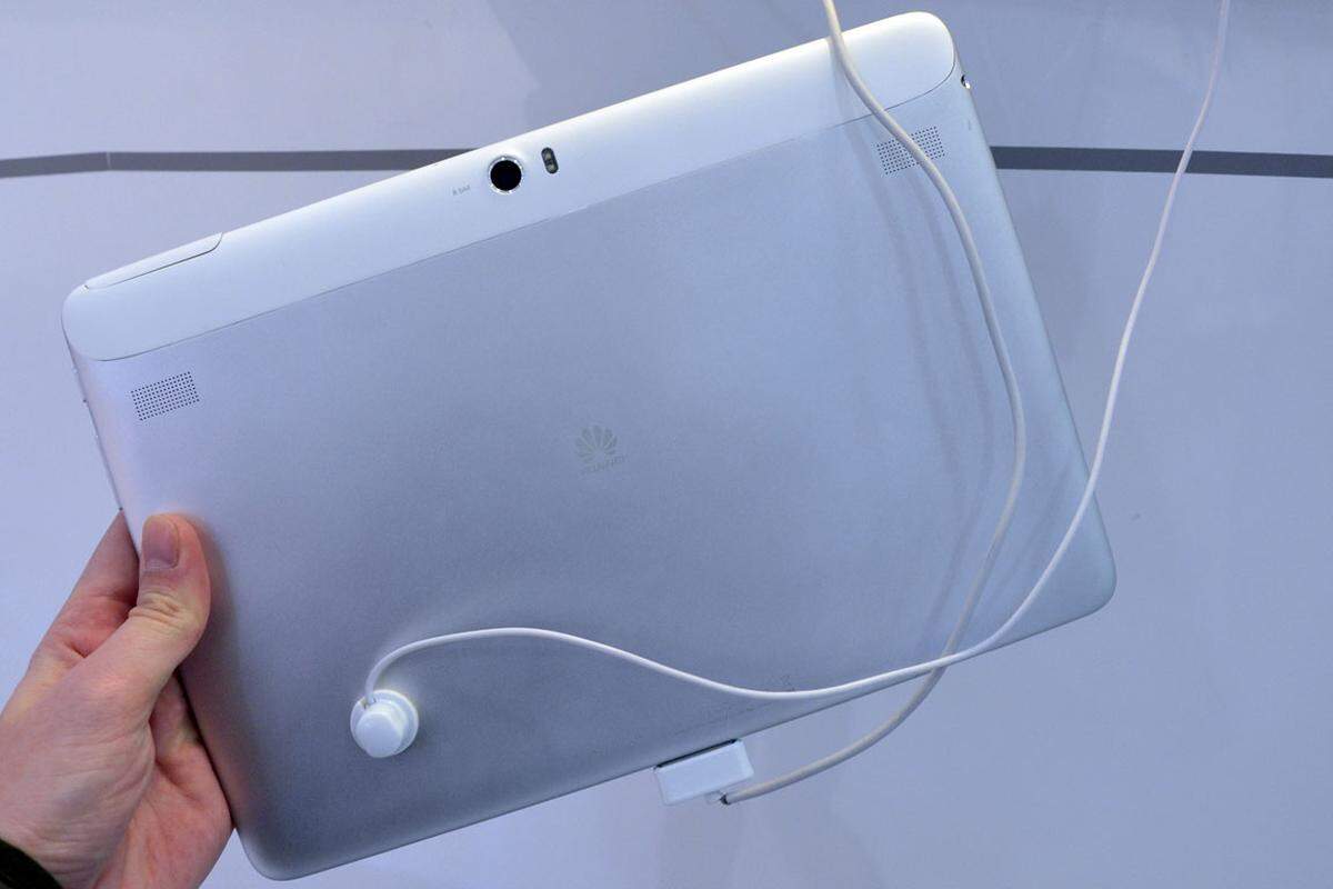 Das Design erinnert ein wenig an Samsung-Tablets, ist aber gut gelungen. Dank gebürsteter Alu-Rückseite und mattem weißen Kunststoff fühlt sich das Gerät wertig an und liegt angenehm in der Hand.