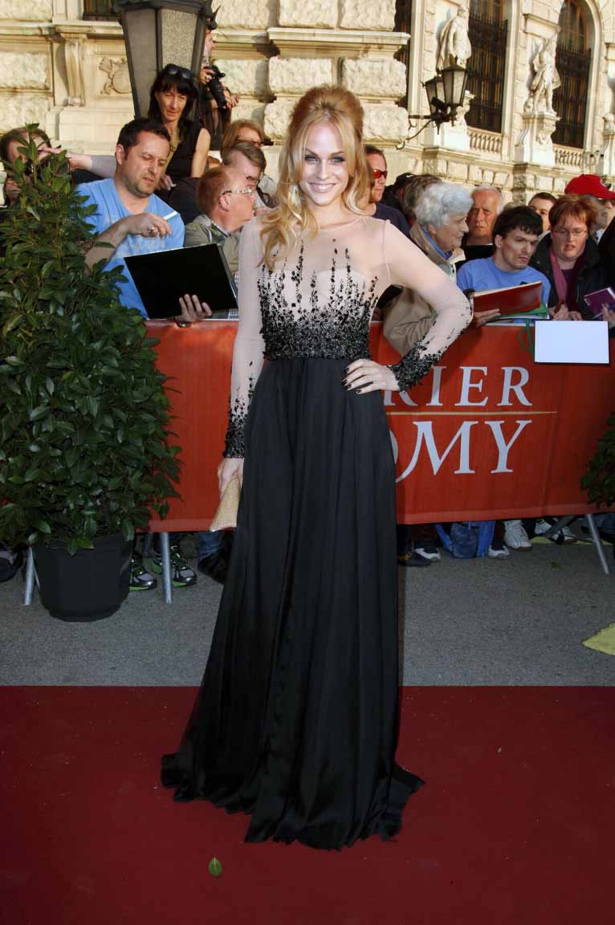 Mirjam Weichselbraun  kam ganz elegant in einer Robe von Michael Michalsky.