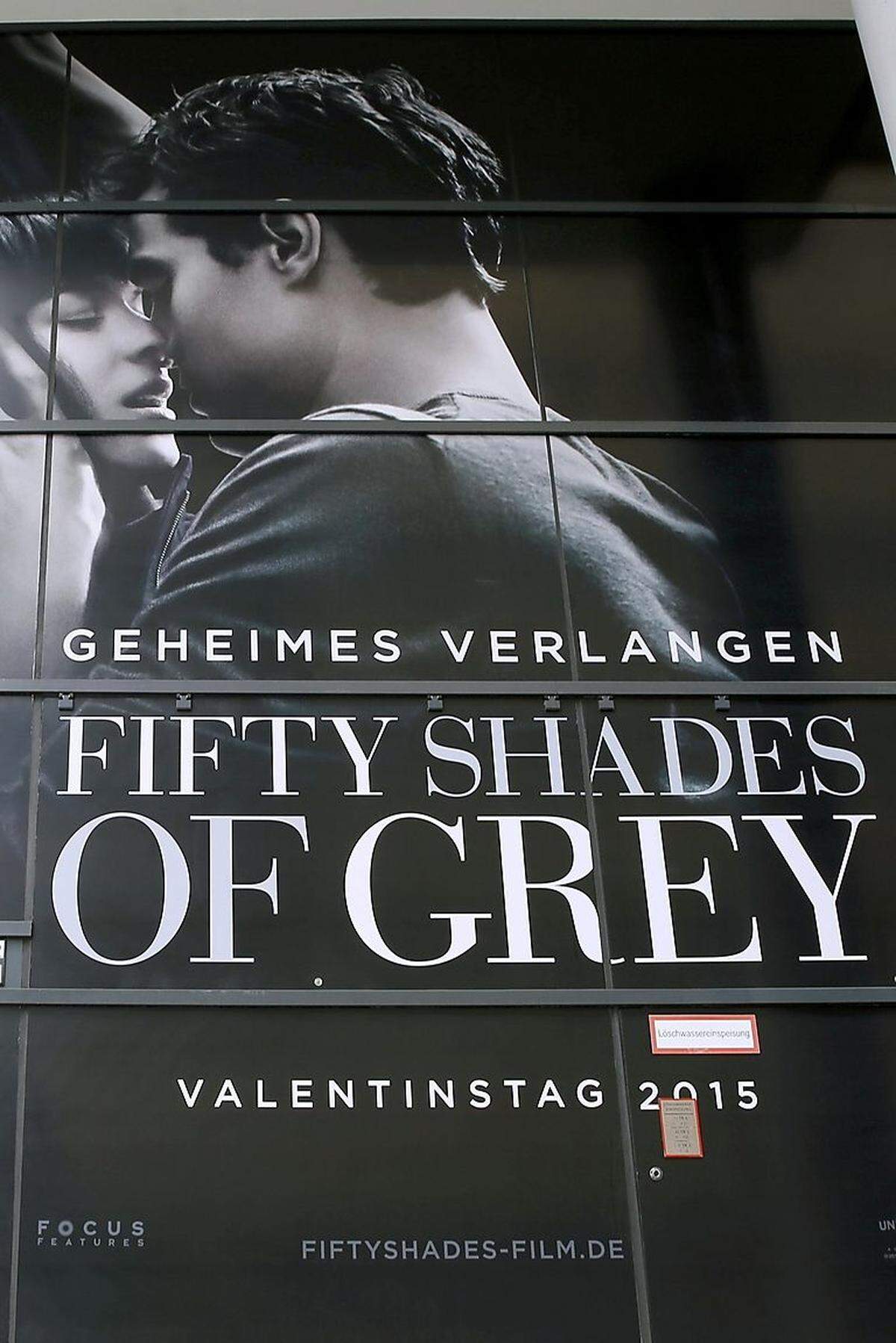 Angesichts des Filmstarts von "Fifty Shades of Grey" bereitet eine britische Baumarktkette ihre Mitarbeiter auf einen Kundenansturm vor. Der "Daily Telegraph" zitierte aus einem Memo an die mehr als 20.000 Mitarbeiter der Kette B&amp;Q mit der Überschrift "Vorbereitung für Fifty Shades of Grey-Kundenanfragen". In der Mitteilung wird das Personal dazu angehalten, "sich mit dem Inhalt von Fifty Shades of Grey" vertraut zu machen. Mitarbeiter könnten die Sado-Maso-Geschichte auch eine Woche lang bei ihrem Arbeitgeber ausleihen. Damit sollen sich die Mitarbeiter auf "sensible" Fragen von Kunden vorbereiten.Das Rundschreiben weist auf eine Szene hin, in der der reiche Unternehmer Christian Grey in einen Baumarkt geht, um Kabelbinder, Seil und Klebeband zu kaufen. "Mehr als für Ausbesserungen zu Hause sind diese Produkte dafür gedacht, Herrn Greys unkonventionelle sexuelle Wünsche zu erfüllen", wird in dem Memo vornehm formuliert. Für Nachahmer werde B&amp;Q zusätzliche Vorräte an derartigen Produkten bereithalten.