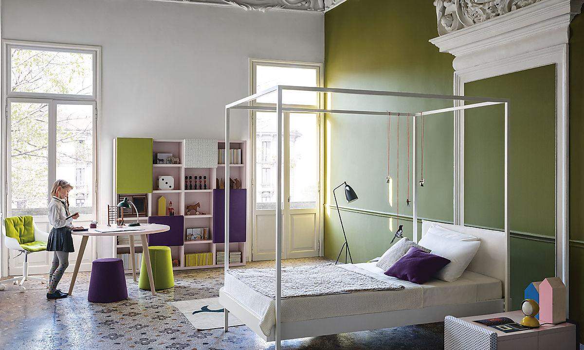 Kräftige Farbkombinationen - wie hier mit grün und lila - liegen im Trend. Wie diese Möbelstücke in geradlinigem Design von Nidi.