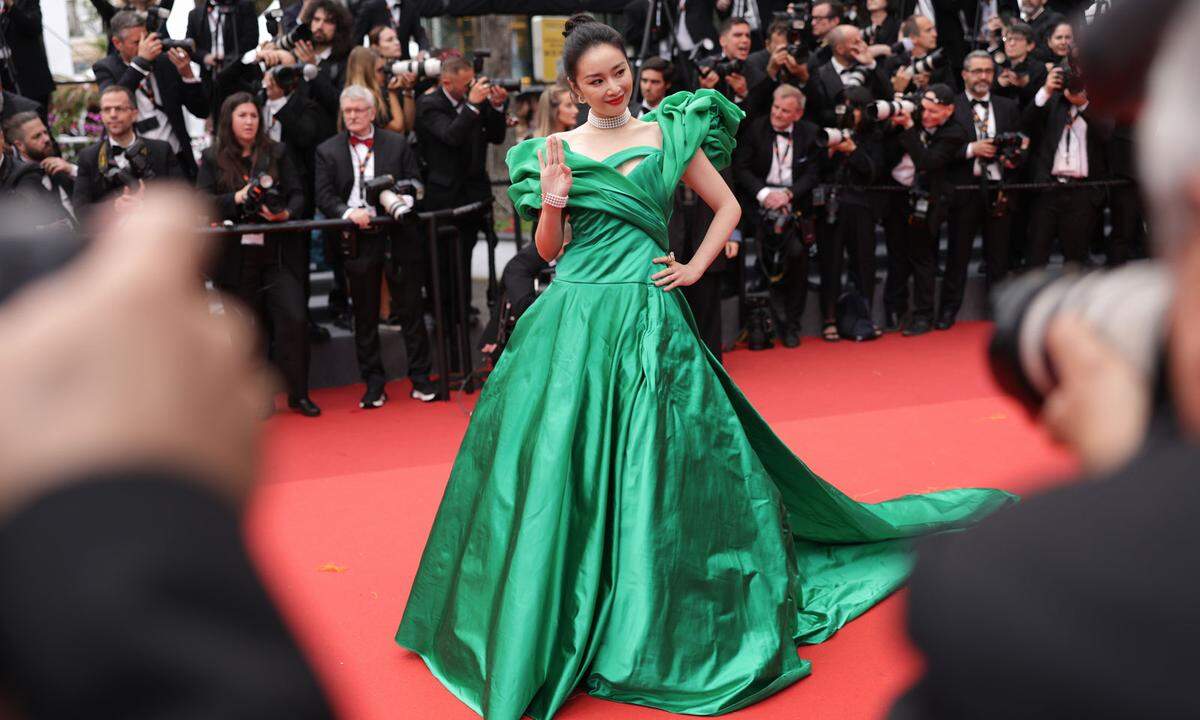 Die chinesische Schauspielerin Gao Ye kam in einer metallisch-grünen, brauschigen Robe.  