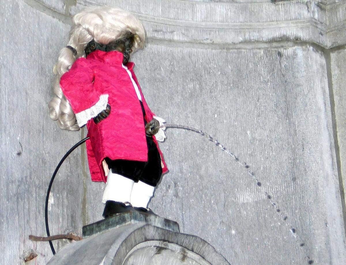 Der 62-jährige Jean Paul Gaultier kleidet zur Lesben-und Schwulenparade in Brüssel die kleine Brunnenfigur Manneken Pis ein.