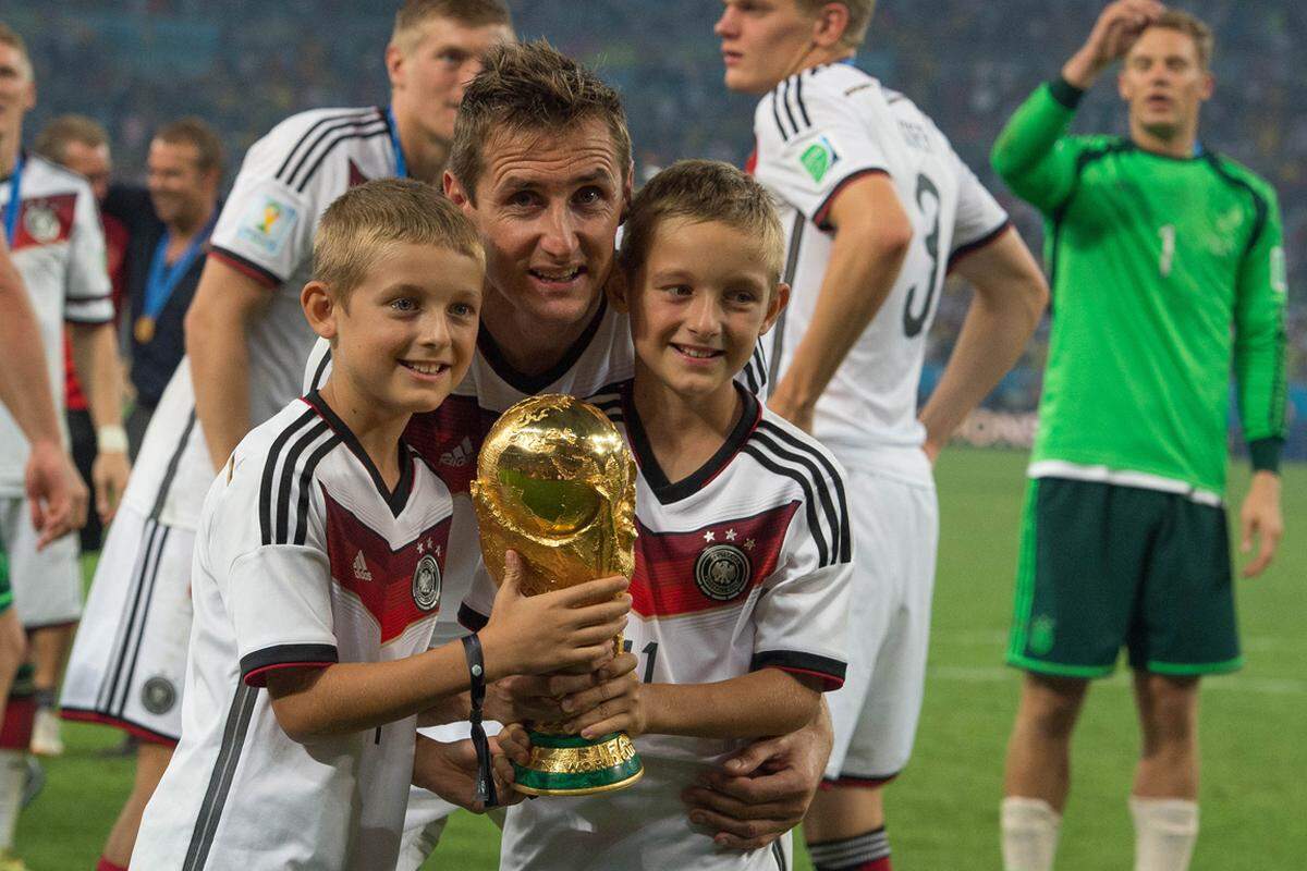 Miroslav Klose mit seinen Zwillingen