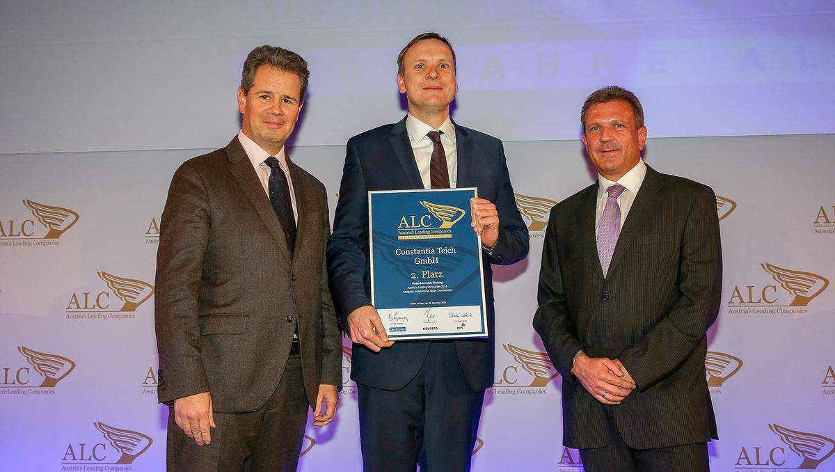 Auszeichnung 2. Platz Kategorie International für die Constantia Teich GmbH (v.l.): IV Niederösterreich-Präsident Thomas Salzer, Constantia Teich-Repräsentant Peter Stieböck und Donau-Versicherung-Manager Michael Slechta.