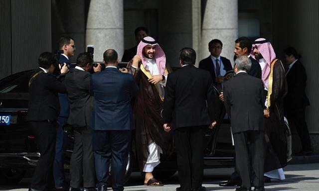 Archivbild von Saudiarabiens Verteidigungsminister Prinz Khalid bin Salman bin Abdulaziz (Mitte) bei einem Treffen mit Japans Verteidigungsminister Yasukazu Hamada am 31. Juli in Tokio.