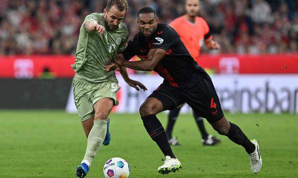 Bayerns Harry Kane (l.) traf erneut, Leverkusens Jonathan Tah hielt dagegen.