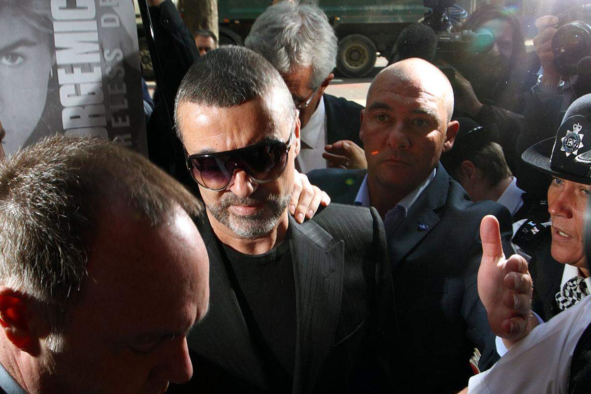 Die nächste Verhaftung folgte. Im Juli 2010 wurde George Michael in London von der Polizei festgenommen, nachdem er mit seinem Wagen ein Gebäude gerammt hatte.