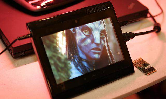 A prototype Internet tablet plays an ´Avatar´ movie trailer being streamed in 1080p high definition over a 4G LTE wireless network at CES in Las Vegas