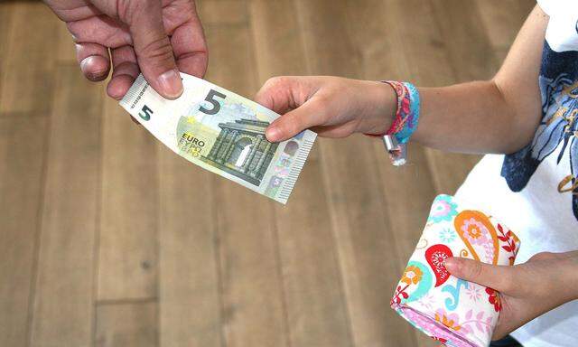 Ein Maedchen bekommt fuenf Euro Taschengeld Foto vom 19 08 17 Taschengeld Copyright epd bild Ank