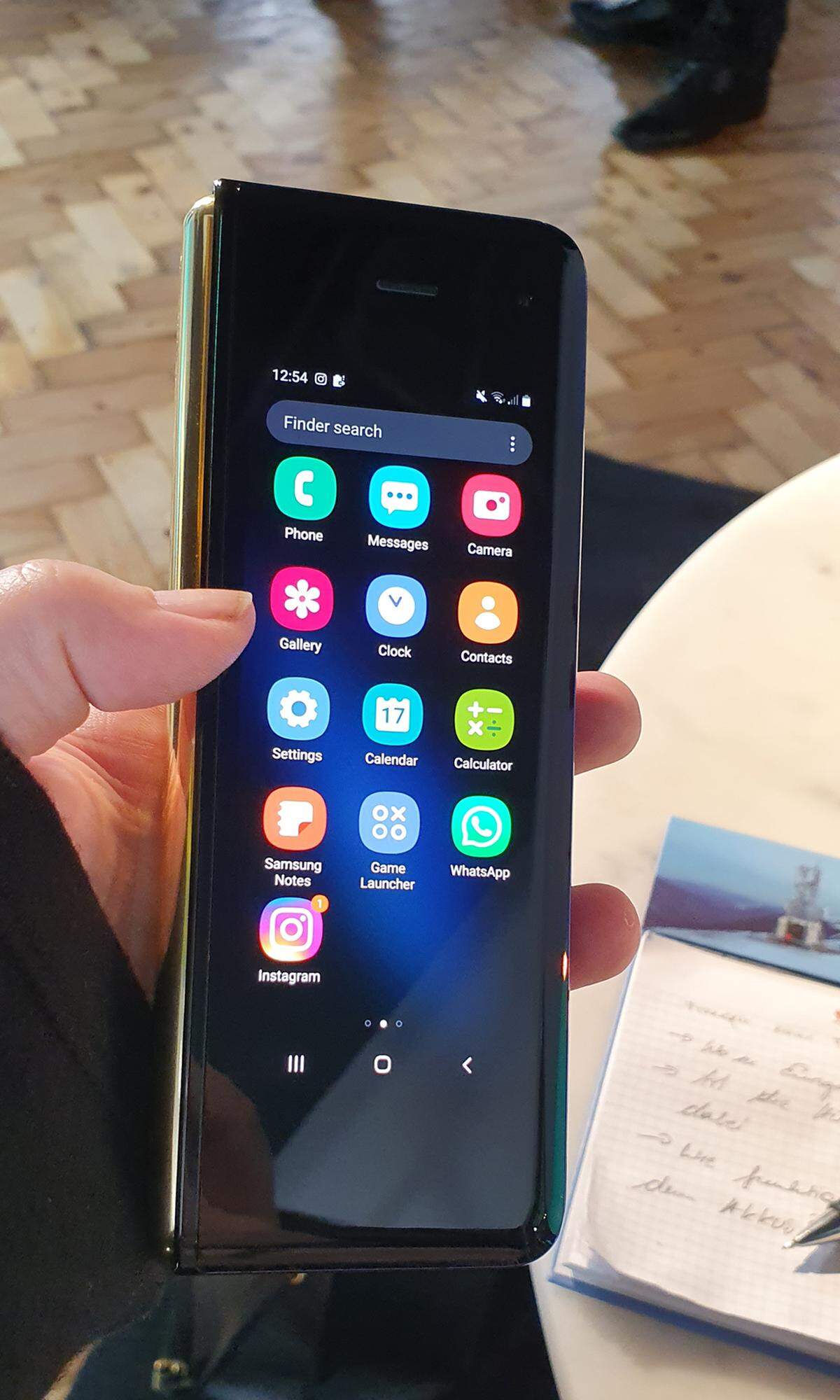 Im Smartphone-Modus erinnert das Galaxy Fold an den Nokia Communicator E90 aus 2007.
