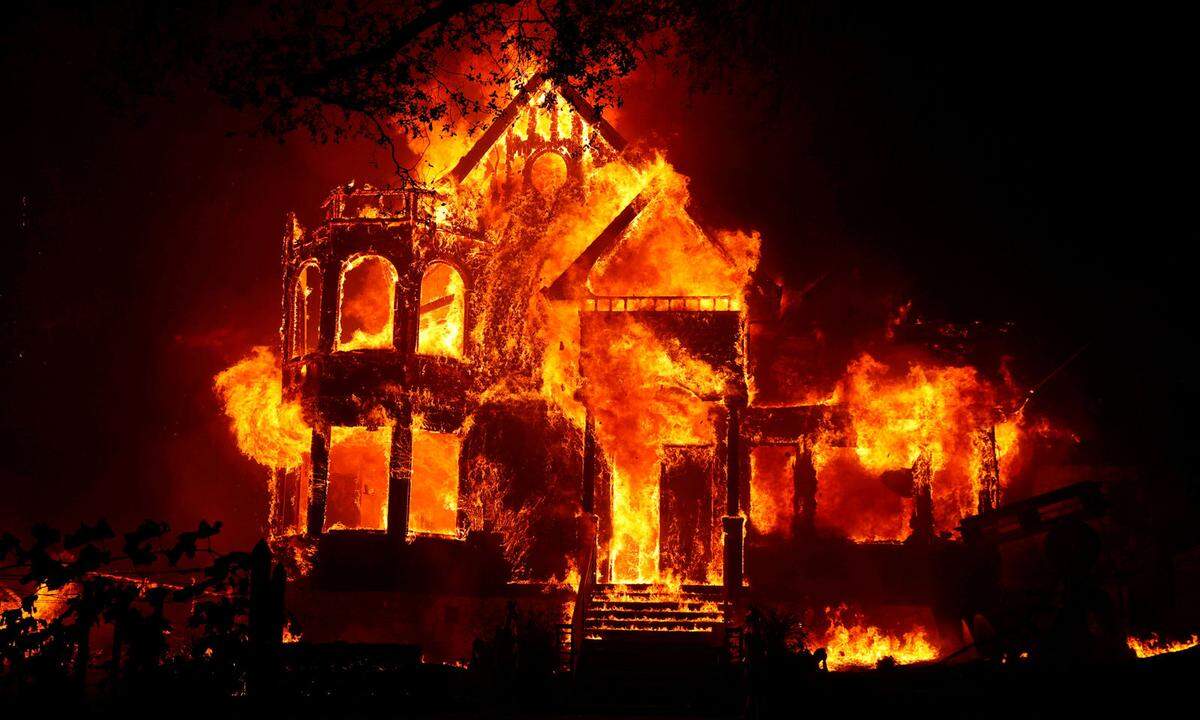 27. September. Im kalifornischen Spätsommer gab es auch dieses Jahr etliche heftige Waldbrände. Hier ein Bild aus St. Helena, wo das "Glass Fire" nicht nur dieses Haus zerstörte.