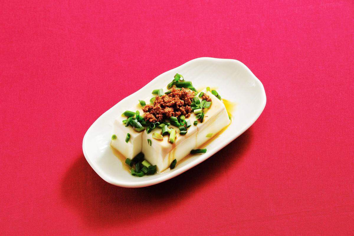 Seidentofu wird nicht abgetropft, das Gerinnungsmittel wird direkt untergemischt. Diese Tofuart sieht wie Pudding aus und eignet sich in der veganen Küche als Yoghurt oder Topfen-Ersatz.