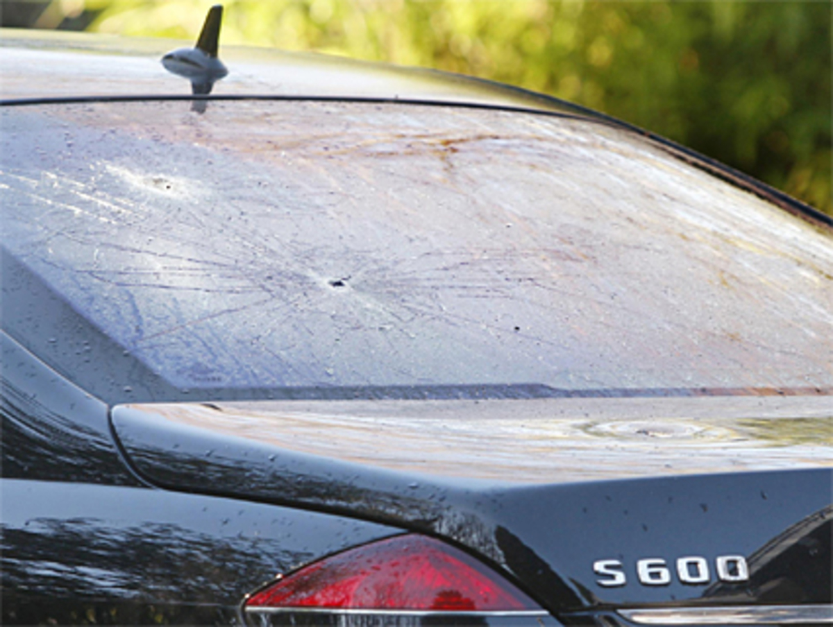 "Jump you fuckers" oder "Eat the banker", stand in letzte Zeit immer häufiger auf Plakaten wütender Menschen zu lesen. Um den Zorn der Straße nicht ausufern zu lassen, sollen Manager künftig wieder stärker nach ihrem langfristigen Erfolg bezahlt werden.Dies könnte etwa dadurch geschehen, dass Manager Aktienoptionen mehrere Jahre lang behalten müssen.