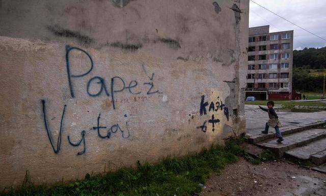 „Willkommen, Papst!“ steht auf dieser Wand in der großen Roma-Siedlung Lunik IX, die Franziskus am Dienstag besuchen will.