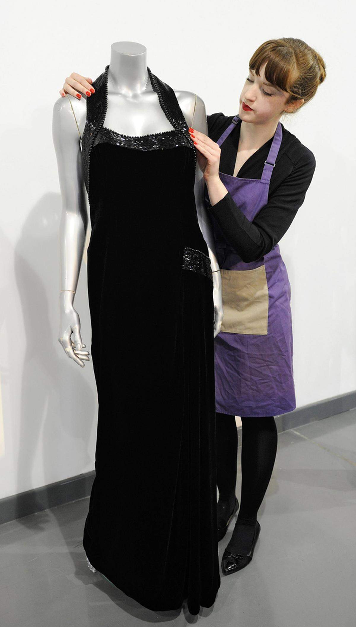 In diesem schwarzen Kleid zeigte sich Diana 1997 bei einem Fotoshooting mit Starfotograf Mario Testino für das Magazin Vanity Fair.