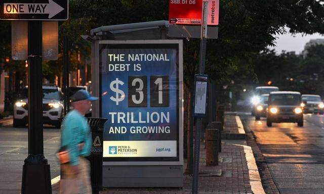 Ein Plakat an einer Bushaltestelle in Washington, D.C. weist auf die Staatsverschuldung hin.
