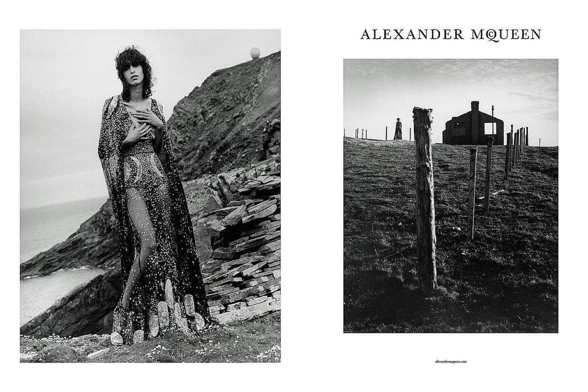 Die raue Schönheit der Shetland Inseln war hingegen für Sarah Burton die gelungene Kulisse für ihre Alexander-McQueen-Entwürfe. Fotografiert wurde die Kampagne von Jamie Hawkesworth´.