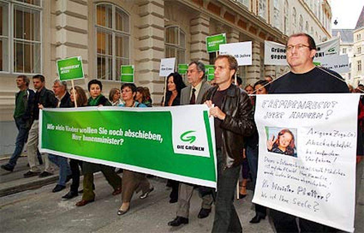 Aktionismus der Grünen schon am 3. Oktober vor dem Innenministerium in der Wiener Innenstadt, um gegen die ihrer Ansicht nach "unmenschliche Abschiebungswelle" zu demonstrieren.