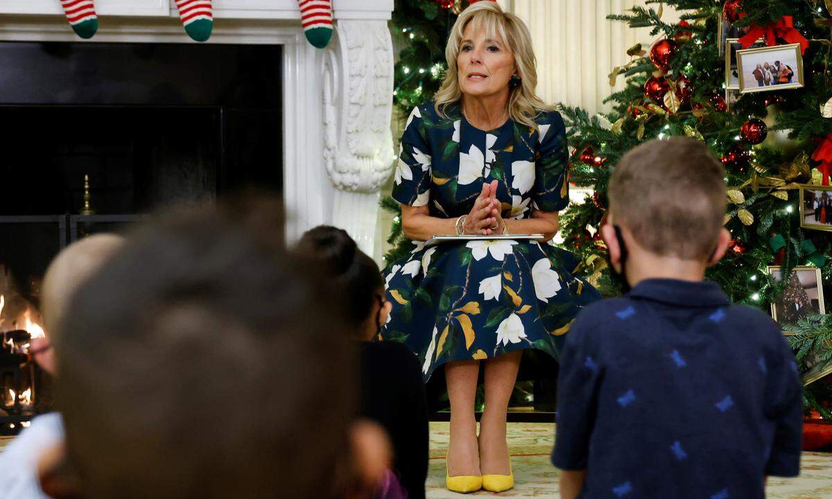 First Lady Jill Biden liest Kindern aus ihrem Buch "Vergiss nicht, Gott segne unsere Truppen" vor, während sie durch die Eröffnung der Weihnachtsdekoration und des Weihnachtsempfangs im Weißen Haus am Montag, dem 29. November, führt.