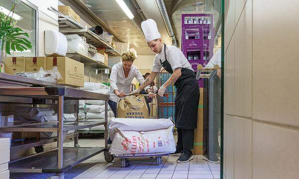 Gemeinsam. Birgit Reitbauer packt in der Küche des Restaurants Steirereck selbst mit an.