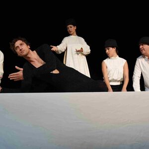 Champagner für alle Hochstapler! Von links: Tilman Rose, Tobias Artner (als Felix Krull), Nanette Waidmann, Laura Laufenberg und Michael Scherff. 