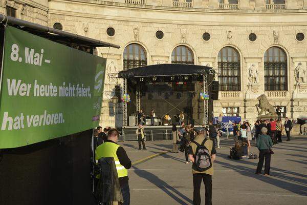 Bereits am Nachmittag hatten am Heldenplatz mehrere Organisationen der Plattform "jetzteinzeichensetzen" gemeinsam gegen das Totengedenken protestiert. Auf einer kleinen Bühne traten mehrere Redner auf, darunter der Klubobmann der Wiener Grünen, David Ellensohn, der Wiener SPÖ-Stadtrat Andreas Mailath-Pokorny sowie IKG-Präsident Oskar Deutsch. Zwar herrschte fröhliche Stimmung, vor dem Eintreffen der etwa 1200 Demonstranten in manchen Ecken des Heldenplatzes aber auch gähnende Leere.