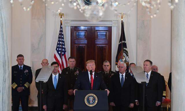 Trump, wichtige Minister sowie die Führung des US-Militärs traten in einem getragenen Auftritt vor die Presse.