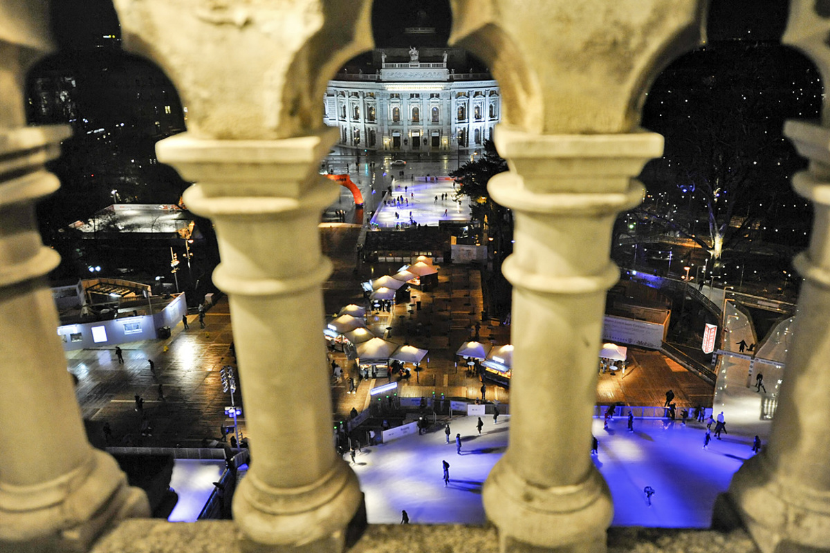 Bis 4. März ist die Eisfläche täglich von 9 bis 22 Uhr geöffnet. Die Tageskarte kostet gleich viel wie im Vorjahr - nämlich sechs Euro für Erwachsene und 4,50 Euro für Kinder und Senioren.