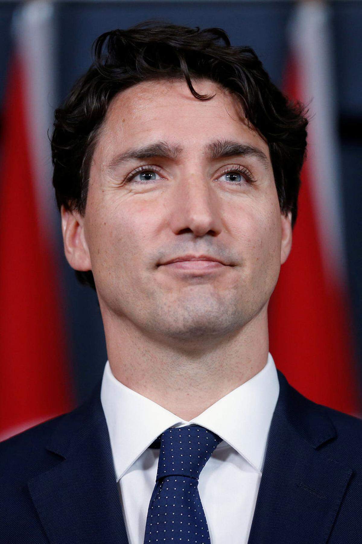 Kanadas Premierminister Justin Trudeau (44) wird in einem neuen Comic-Heft zum Superhelden. Ein Titelbild eines Ende August erscheinenden Marvel-Comics zeigt den Politiker als Boxer im Ring mit Handschuhen, kurzer Hose und Unterhemd mit rotem Ahornblatt, wie die Herausgeber am Dienstag (Ortszeit) mitteilten. "Civil War II: Choosing Sides" handelt von Iron Man und Captain Marvel, die sich bekämpfen und Rat bei ihrem früheren Boss Trudeau suchen. Der liberale Trudeau war im vergangenen Oktober zum neuen Premierminister Kanadas gewählt worden. Sein im Jahr 2000 gestorbener Vater Pierre Trudeau war ebenfalls lange Jahre Premierminister des Landes - und auch er war 1979 schon einmal zur Comic-Figur in einem Marvel-Heft geworden.