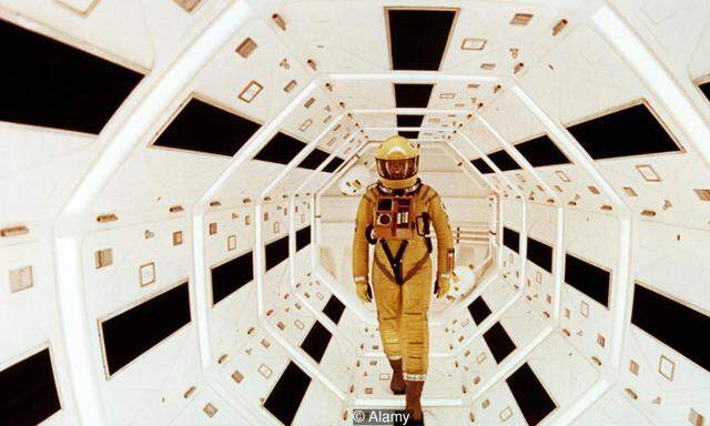 1968. Stanley Kubricks kosmische Ambitionen zeitigten den ultimativen Weltraumfilm: „2001“ ist technisch überwältigend, philosophisch niederschmetternd, ästhetisch bewusstseinserweiternd.