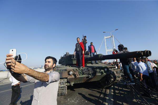 Auch dies war zu sehen: Menschen, die vor verlassenen Panzern Selfies schossen.