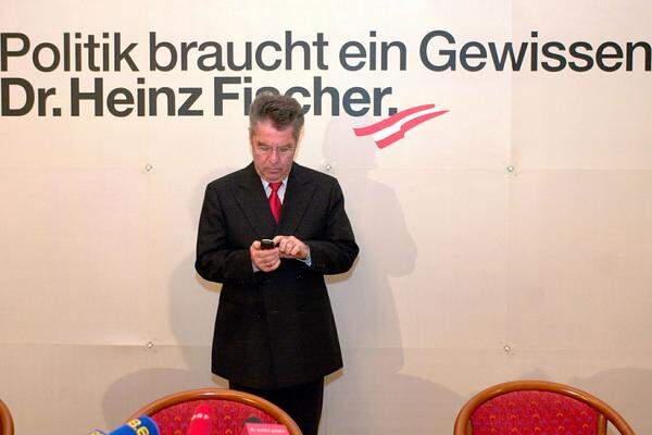 Telefonische Korrespondenz während der Plakatpräsentation 2004 - Fischers ging für die SPÖ in den Bundespräsidentenwahlkampf.