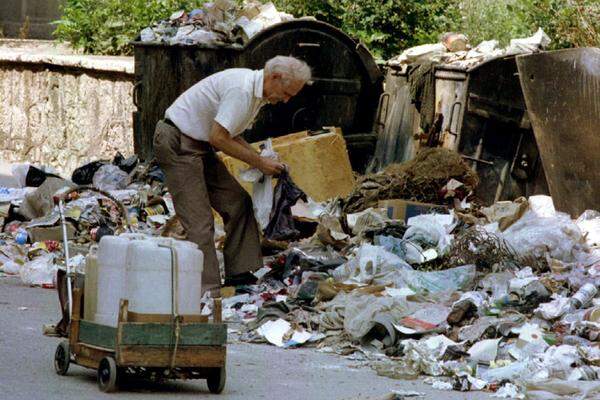 In den folgenden Monaten ziehen Verbände der Jugoslawischen Bundesarmee um die Stadt hunderte Artilleriegeschütze, Panzer und Mörser zusammen. Am 2. Mai 1992 wird über den bosniakischen-kroatischen Stadtteil Sarajevos von den bosnisch-serbischen Einheiten eine offizielle Blockade verhängt. Die Hauptausfallstraßen in die Stadt werden gesperrt.