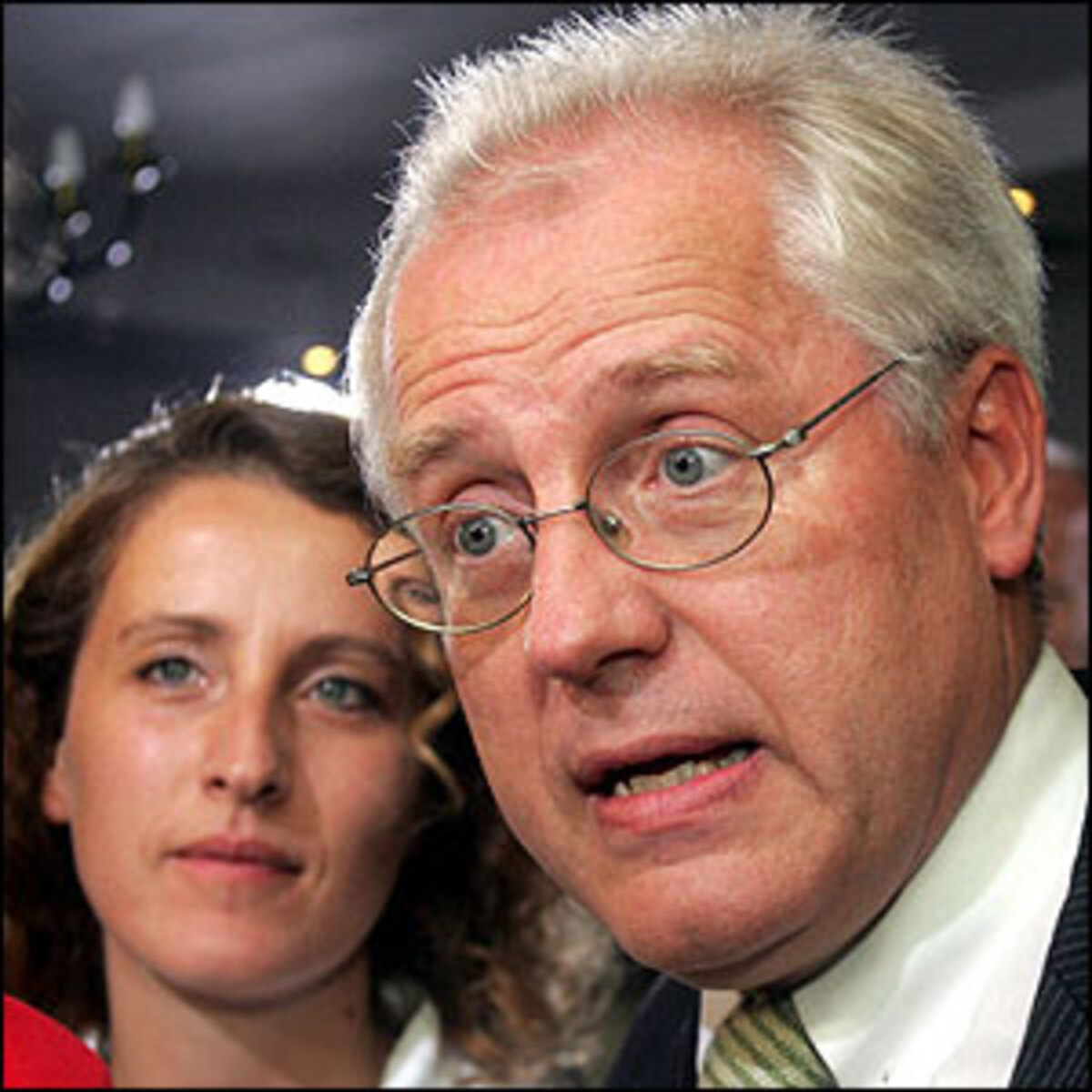 In einer ersten Reaktion im ORF-Fernsehen machte Martin die Medien für das schlechte Abschneiden seiner Liste HPM verantwortlich. An Bundeskanzler Wolfgang Schüssel und SPÖ-Chef Alfred Gusenbauer richtete Martin den Appell, "lassen Sie die Hände weg von diesen Rassisten" Heinz-Christian Strache und Peter Westenthaler.