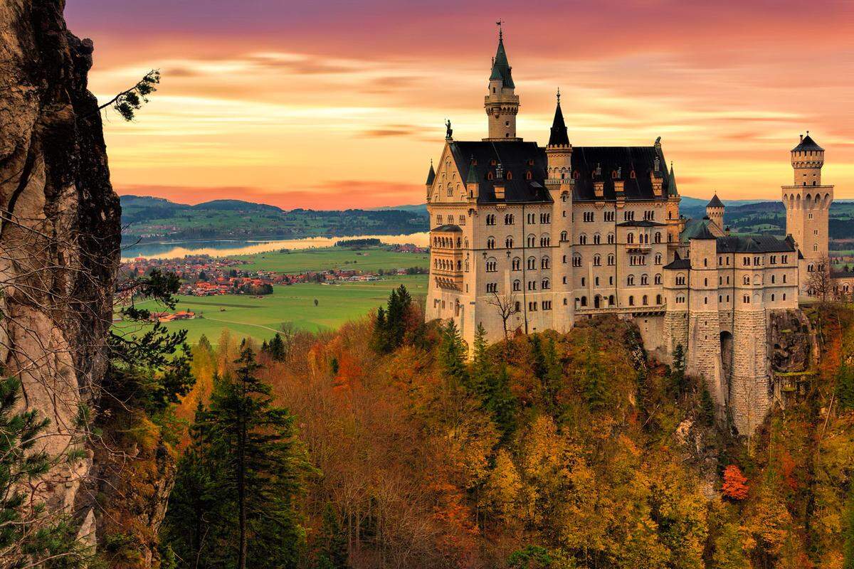 Das Märchenschloss von König Ludwig II im Bayerischen Schwangau ist immer eine Reise Wert. Im Herbst, inmitten der bunten Wälder, aber ganz besonders.