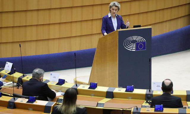 EU-Kommissionspräsidentin Ursula von der Leyen erklärt den EU-Parlamentsabgeordneten ihre Sicht der Dinge auf die Impfstoff-Verteilung und -Beschaffung in der EU.