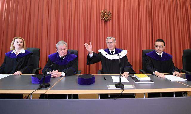 Ein Fünf-Richter-Senat des OGH unter Vorsitz von Hans Valentin Schroll (Mitte) gab grünes Licht für den Buwog-Prozess.