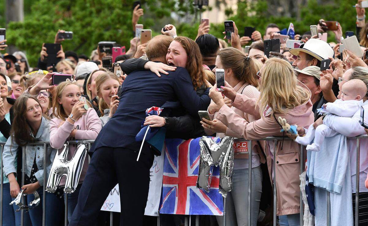 Für dieses Mädchen, das seit Stunden auf das royale Paar wartete, brach Prinz Harry mit einer Umarmung das Protokoll.